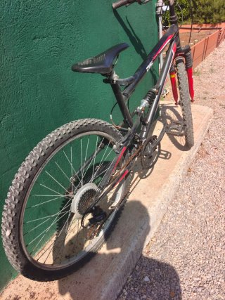 Bicicleta de Montaña Negra y Roja