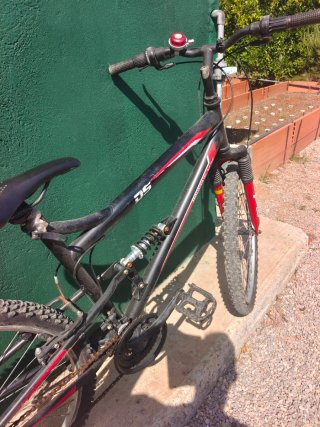 Bicicleta de Montaña Negra y Roja