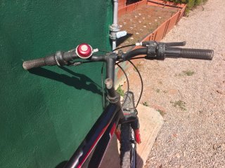 Bicicleta de Montaña Negra y Roja