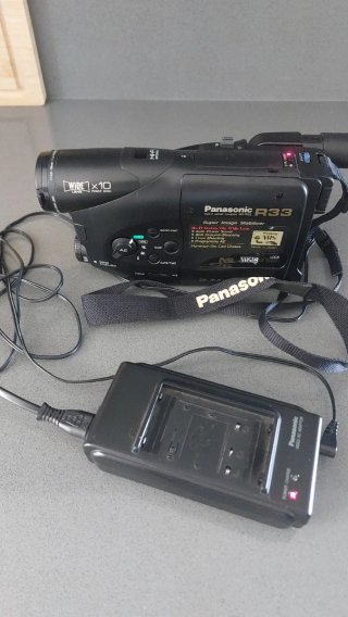 Cámara Panasonic R33 VHS-C Slim Palmcorder