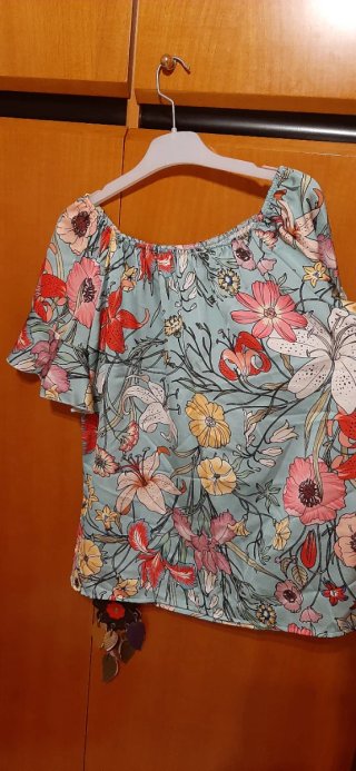 Blusa floral azul con escote elástico poco uso