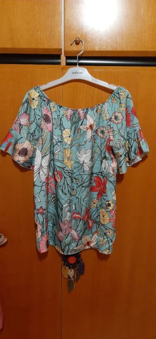 Blusa floral azul con escote elástico poco uso