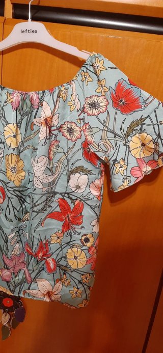 Blusa floral azul con escote elástico poco uso