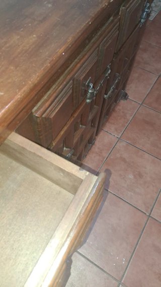 Mueble antiguo 3 puertas y 3 cajones