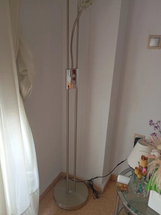 Lámpara de pie moderna plateada