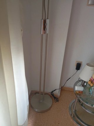 Lámpara de pie moderna plateada