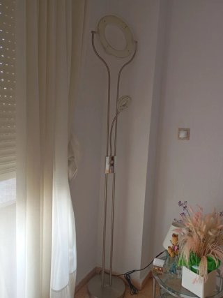 Lámpara de pie moderna plateada