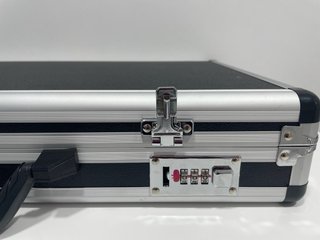 Maletín con cerradura combinada