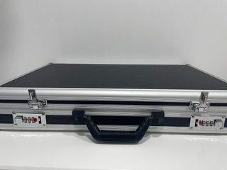 Maletín con cerradura combinada