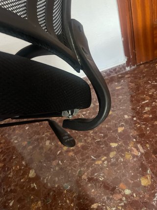 Silla de escritorio negra con respaldo roto
