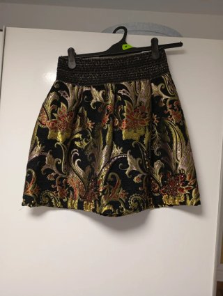 Falda estampada negra y dorada talla M