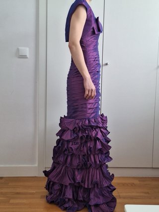 Vestido de fiesta morado tornasolado con volantes