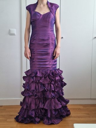 Vestido de fiesta morado tornasolado con volantes