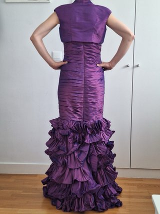 Vestido de fiesta morado tornasolado con volantes