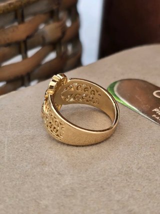 Anillo dorado con diseño floral