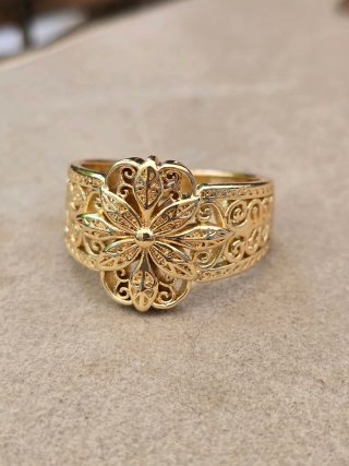 Anillo dorado con diseño floral