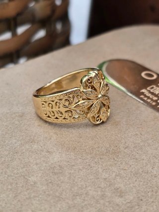 Anillo dorado con diseño floral