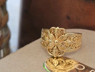 Anillo dorado con diseño floral
