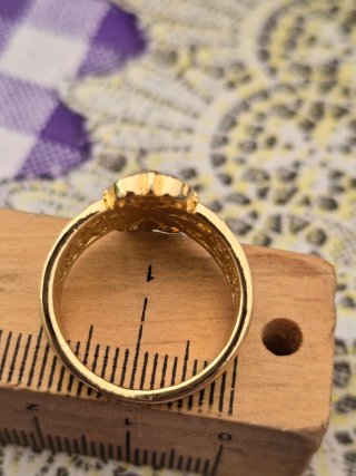 Anillo dorado con diseño floral