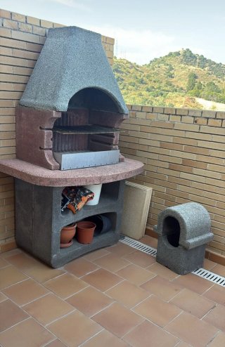 Barbacoa de piedra y metal