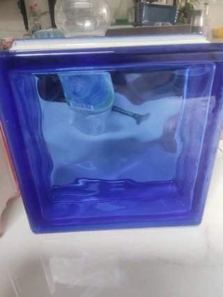 Bloque de cristal naranja, rojo, azul y blanco