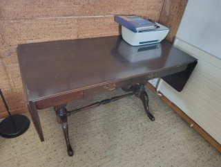 Escritorio antiguo de madera