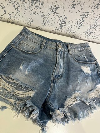 Pantalones vaqueros cortos rotos