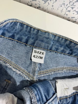 Pantalones vaqueros cortos rotos