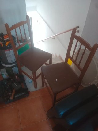 Sillas de madera y cuero marrones