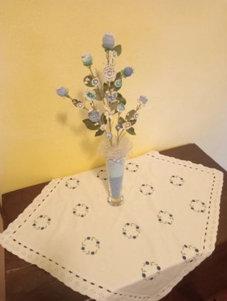 Vaso decorativo con sabbia con fiori all'uncinetto