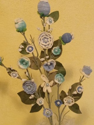 Vaso decorativo con sabbia con fiori all'uncinetto