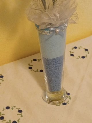 Vaso decorativo con sabbia con fiori all'uncinetto