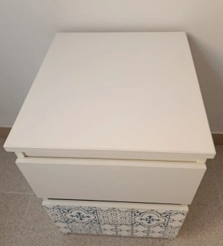 Comodino con design piastrelle blu e bianco