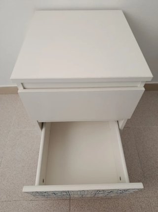 Comodino con design piastrelle blu e bianco
