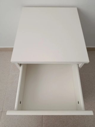 Comodino con design piastrelle blu e bianco