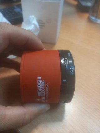 Altavoz Mitsubishi Electric rojo.