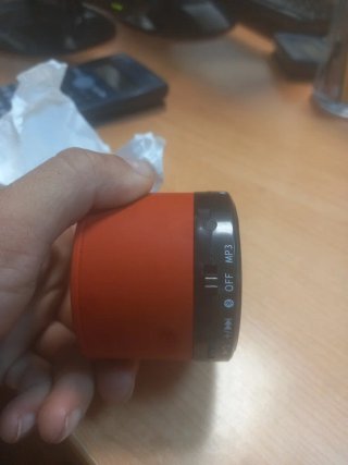 Altavoz Mitsubishi Electric rojo.