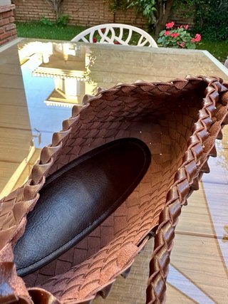 Bolso marrón tejido de cuero