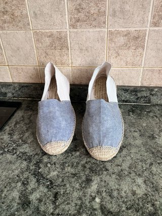 Alpargatas azules y blancas con un poco de cuña