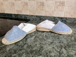 Alpargatas azules y blancas con un poco de cuña
