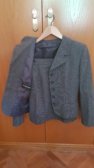 Traje chaqueta blazer corta y falda gris