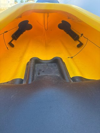 Kayak de travesía amarillo