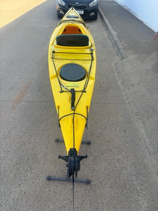 Kayak de travesía amarillo