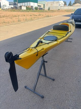Kayak de travesía amarillo