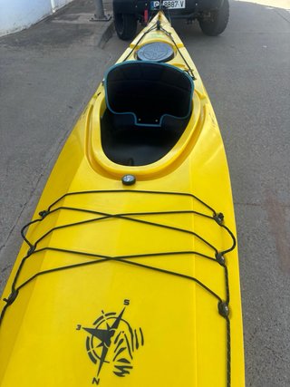 Kayak de travesía amarillo