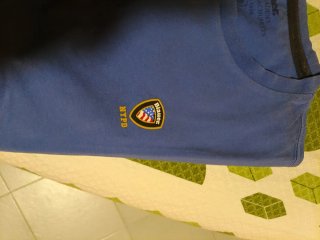 T-shirt Blauer uomo e jeans neri