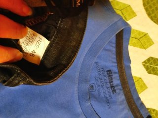 T-shirt Blauer uomo e jeans neri