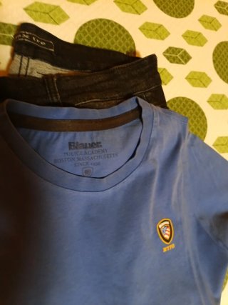 T-shirt Blauer uomo e jeans neri