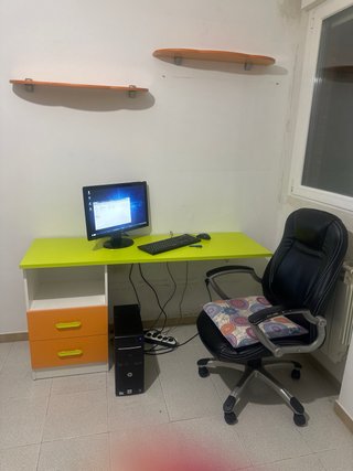 Lote estudio: mesa, pc monitor, teclado y ratón