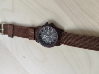Reloj Marrón Estilo Militar